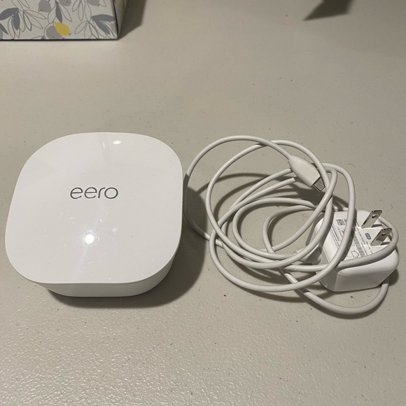 EERO router modem booster 99% new no box - Picture 1 of 4